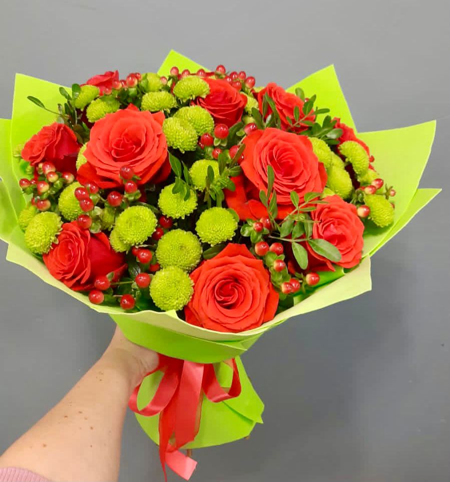 Букет цветов из: Хризантемы и Розы в Пряже