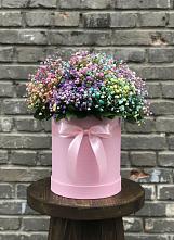 Цветочная композиция из Гипсофила и Розы в шляпной коробке в Пряже