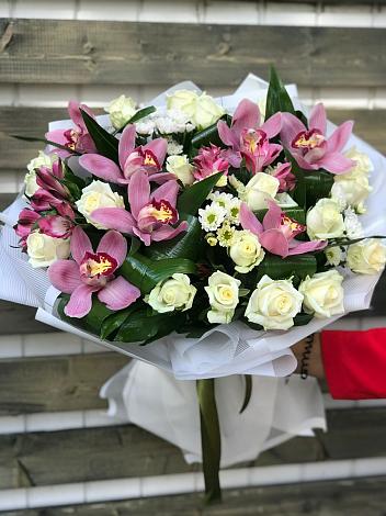 Букет цветов из: Розы и Хризантемы в Пряже