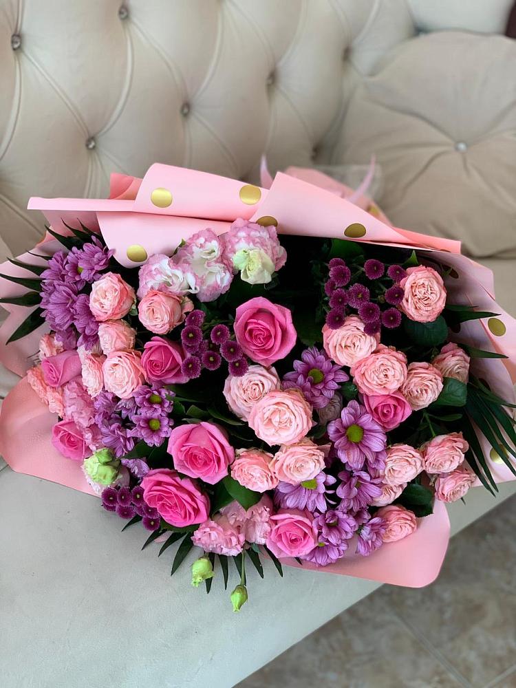 Букет цветов из: Хризантемы, Розы и Лизиантусы в Пряже