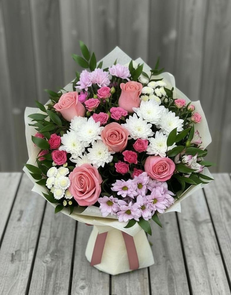 Букет цветов из: Альстромерии, Гвоздики, Розы и Хризантемы в Пряже