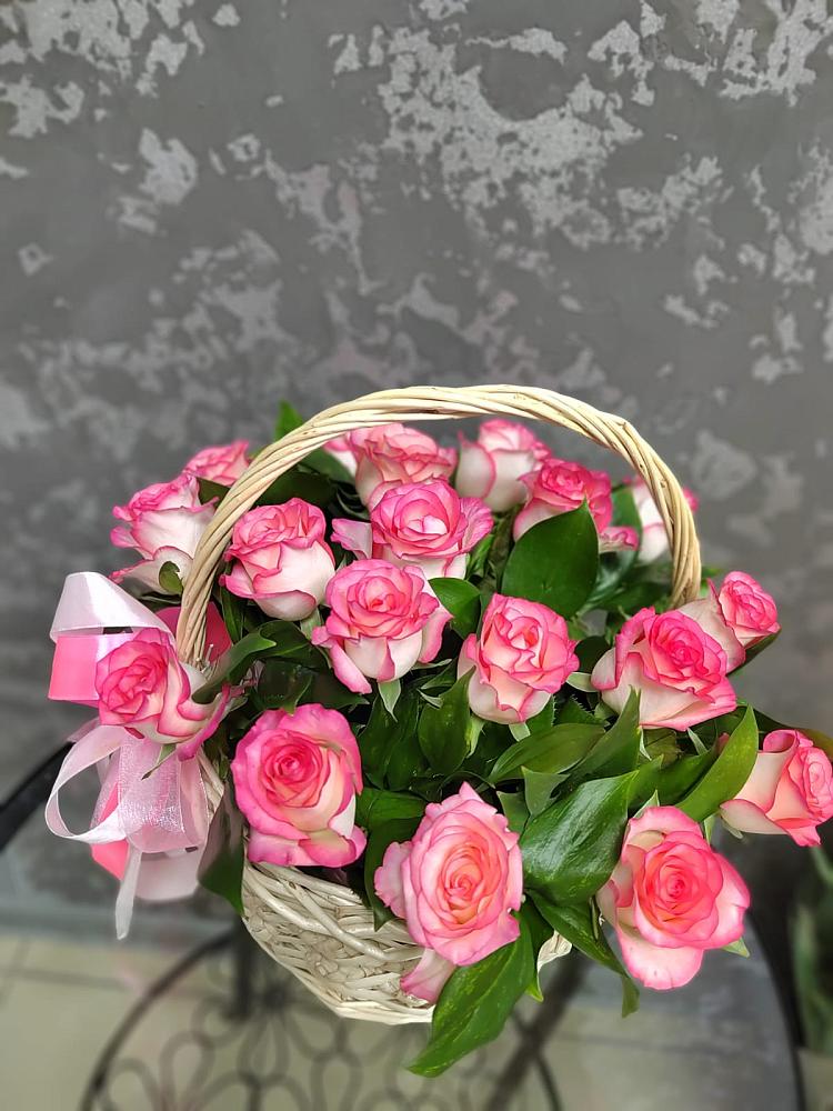Цветочная композиция из Розы в корзине в Пряже