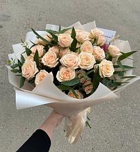 Букет Кремовые розы Латте в Пряже