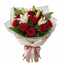 Букет цветов из:  Лилии и Розы в Пряже