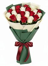 Букет Микс из красных и белых роз в Пряже