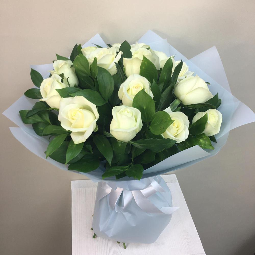 Букет 15 Белых роз Проуд в Пряже