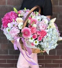 Цветочная композиция из Розы, Хризантемы, Пионы и Лизиантусы в корзине в Пряже
