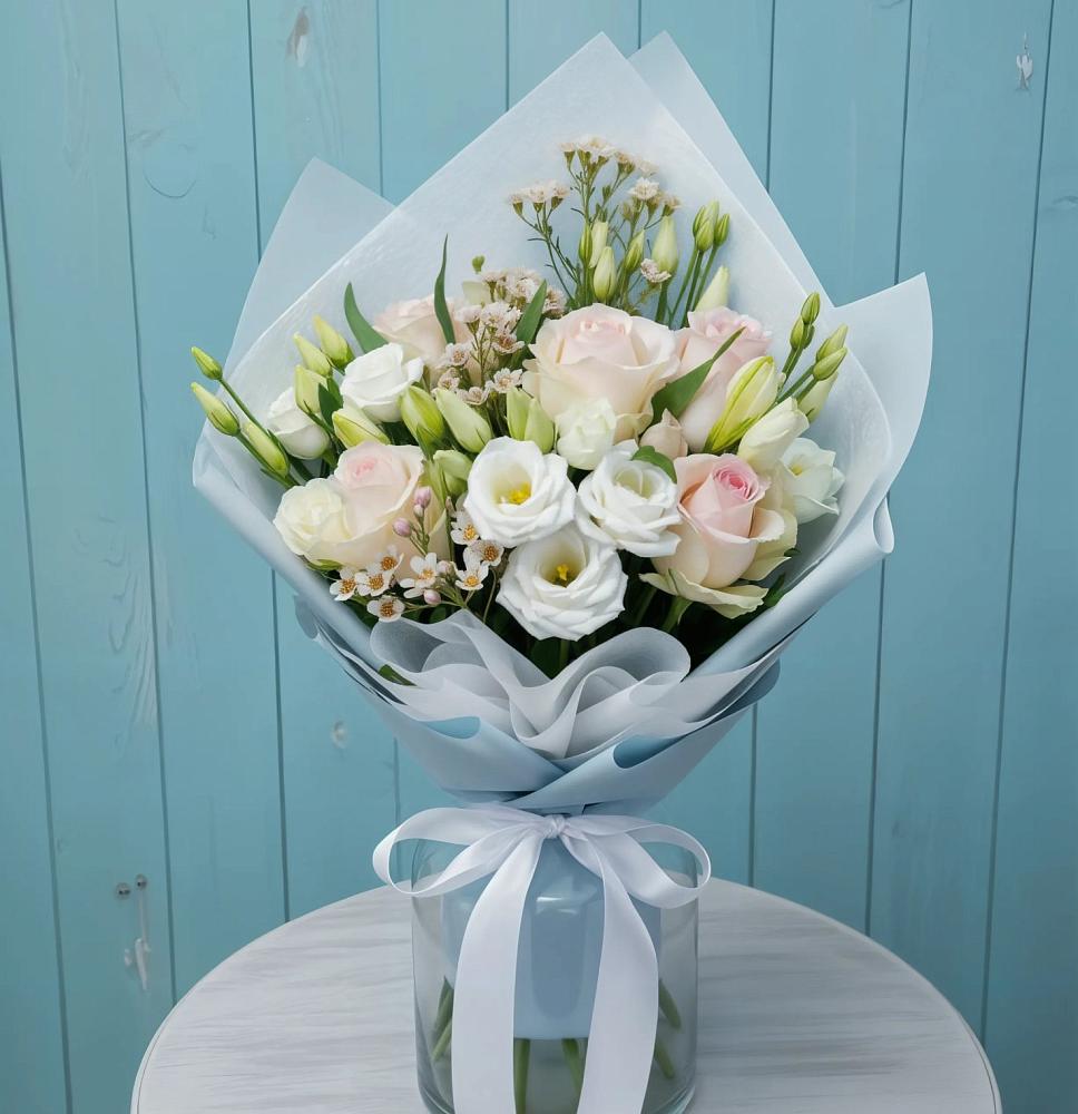 Букет цветов из: Розы и Лизиантусы в Пряже