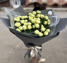 Букет Белые кустовые розы Солинеро в Пряже