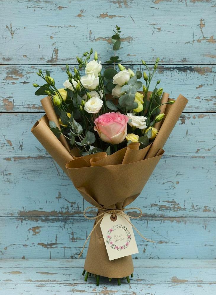 Букет цветов из: Розы и Лизиантусы в Пряже