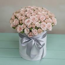 Цветочная композиция из Розы в шляпной коробке в Пряже