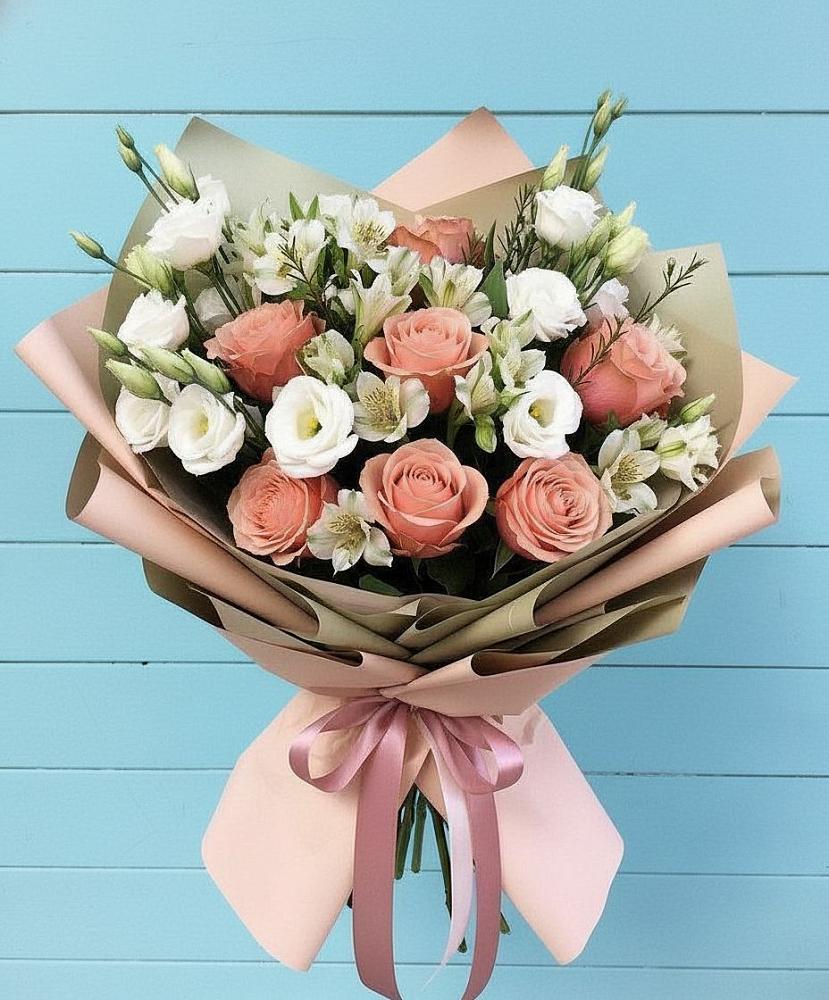 Букет цветов из: Розы, Альстромерии и Лизиантусы в Пряже