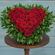 Цветочная композиция из Розы в виде сердца в Пряже