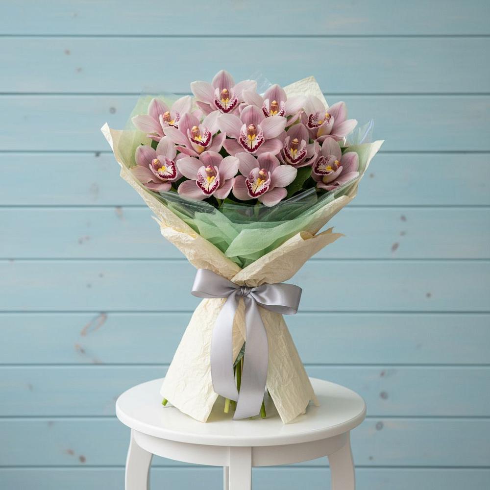 Букет цветов из: Орхидеи и Розы в Пряже