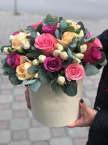 Цветочная композиция из Розы в шляпной коробке в Пряже