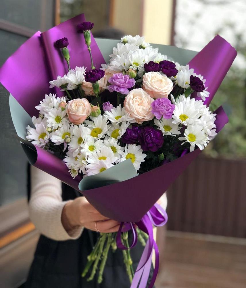 Букет цветов из: Хризантемы, Гвоздики и Розы в Пряже