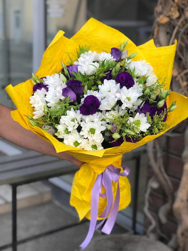 Букет цветов из: Ирисы, Хризантемы и Ромашки в Пряже