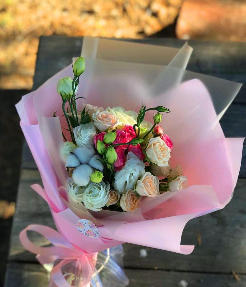 Букет цветов из: Розы и Лизиантусы в Пряже