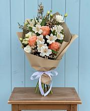 Букет цветов из:  Альстромерии, Лизиантусы, Розы и Хризантемы в Пряже