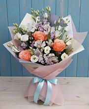 Букет цветов из:  Лизиантусы, Розы, Альстромерии и Гипсофила в Пряже