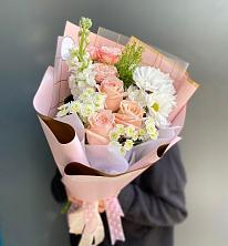 Букет цветов из:  Хризантемы и Розы в Пряже