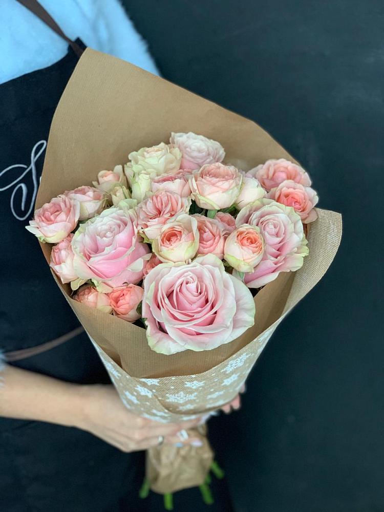 Букет цветов из: Хризантемы и Розы в Пряже