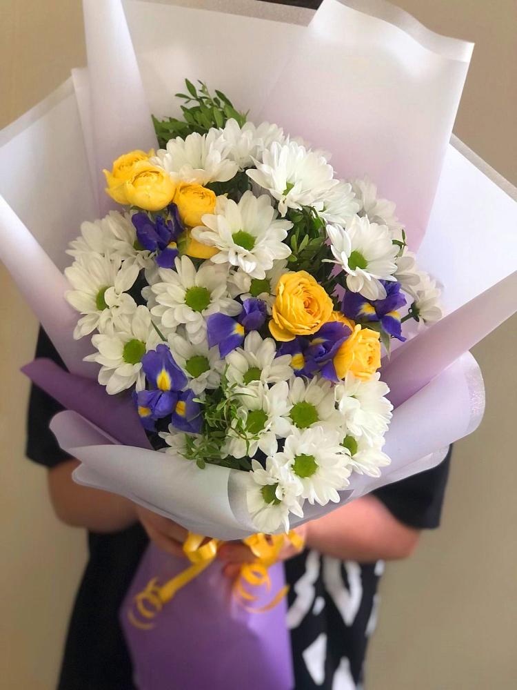 Букет цветов из: Ирисы, Хризантемы и Розы в Пряже