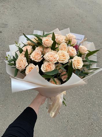 Букет Кремовые розы Латте в Пряже