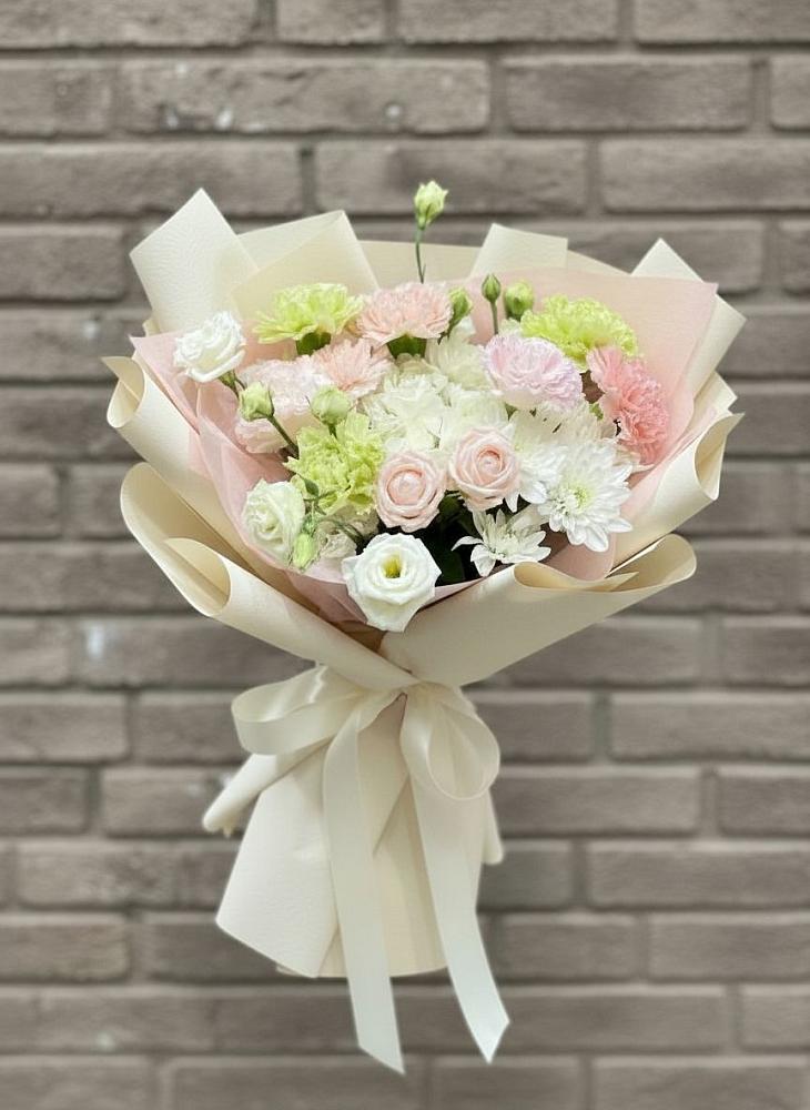 Букет цветов из: Гвоздики, Розы, Лизиантусы и Хризантемы в Пряже