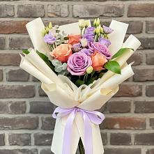 Букет цветов из:  Лизиантусы и Розы в Пряже