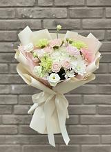 Букет цветов из:  Гвоздики, Розы, Лизиантусы и Хризантемы в Пряже