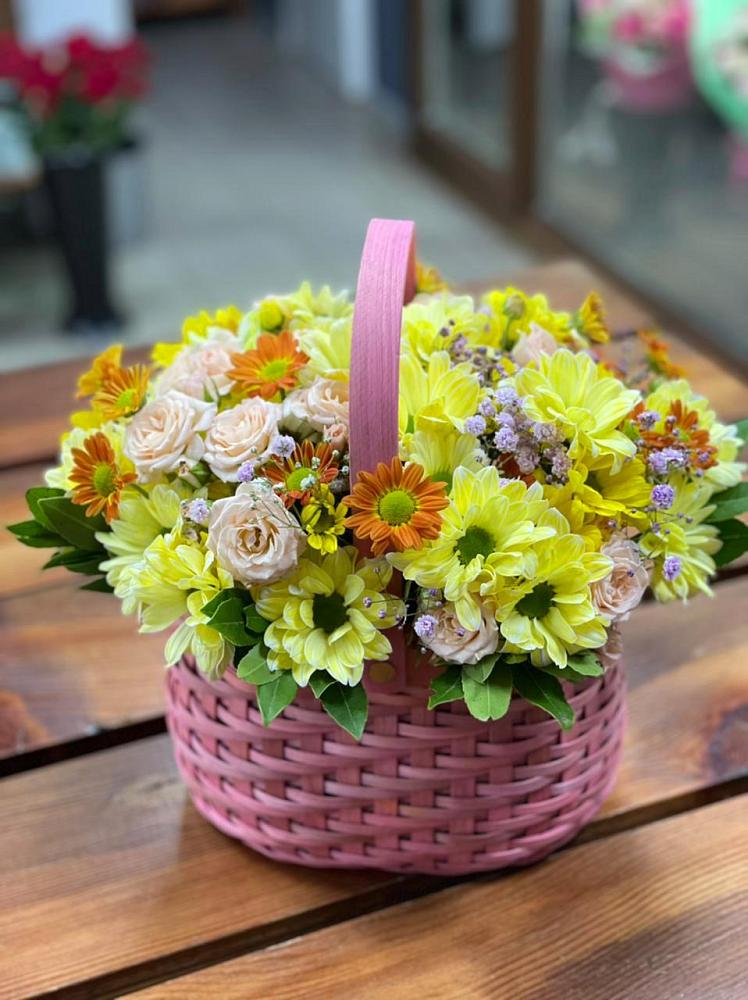 Цветочная композиция из Хризантемы и Розы в корзине в Пряже
