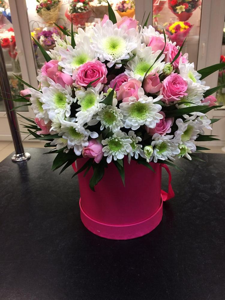 Цветочная композиция из Розы и Хризантемы в шляпной коробке в Пряже