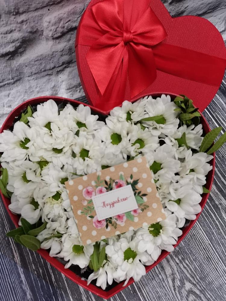 Цветочная композиция из Хризантемы в виде сердца в Пряже