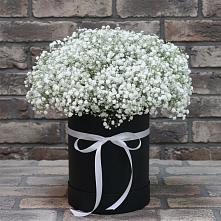 Цветочная композиция из Гипсофила в шляпной коробке в Пряже