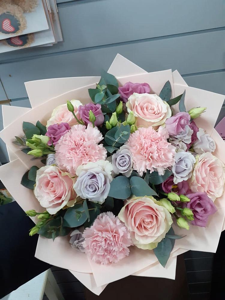 Букет цветов из: Розы, Гвоздики и Лизиантусы в Пряже