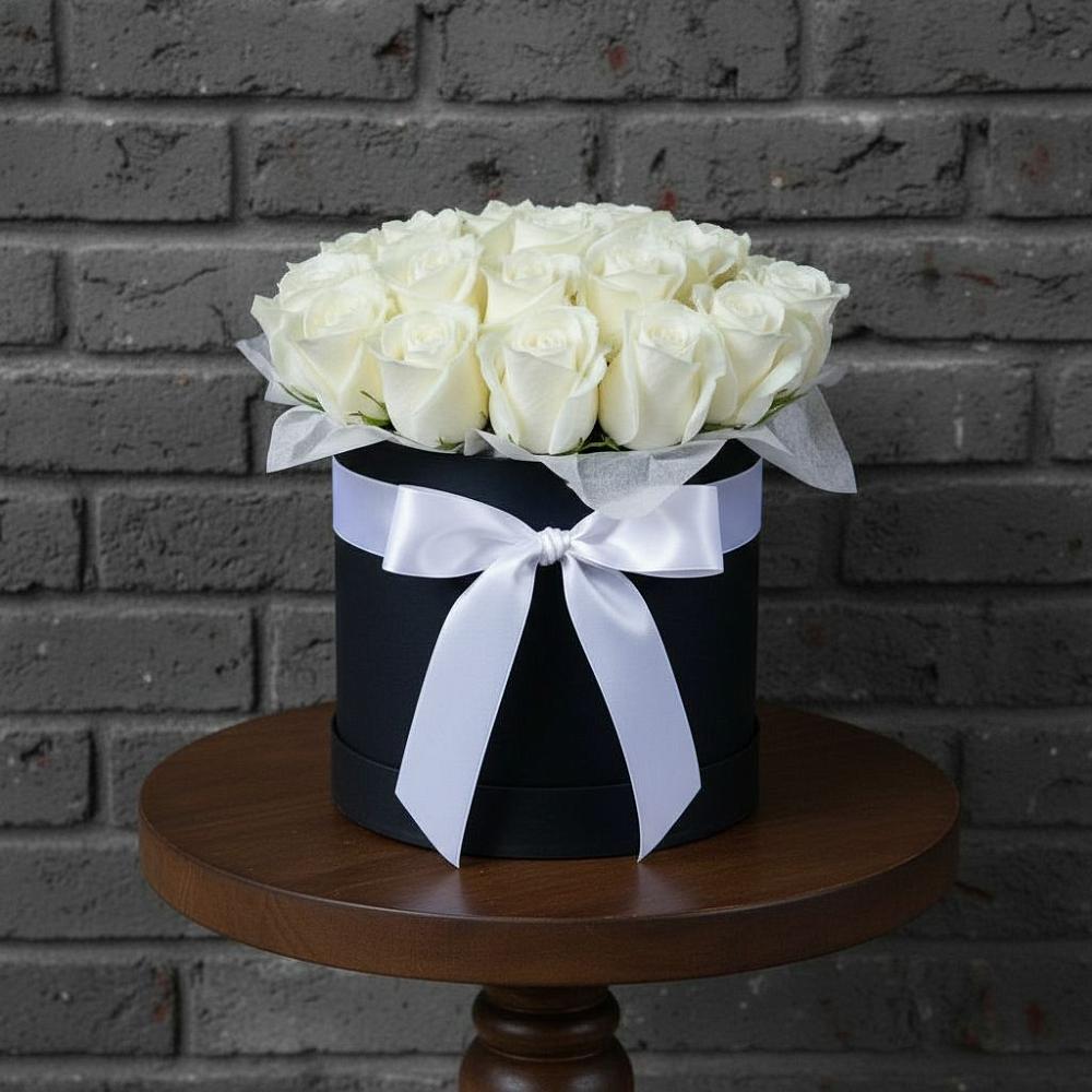 Цветочная композиция из Розы в шляпной коробке в Пряже