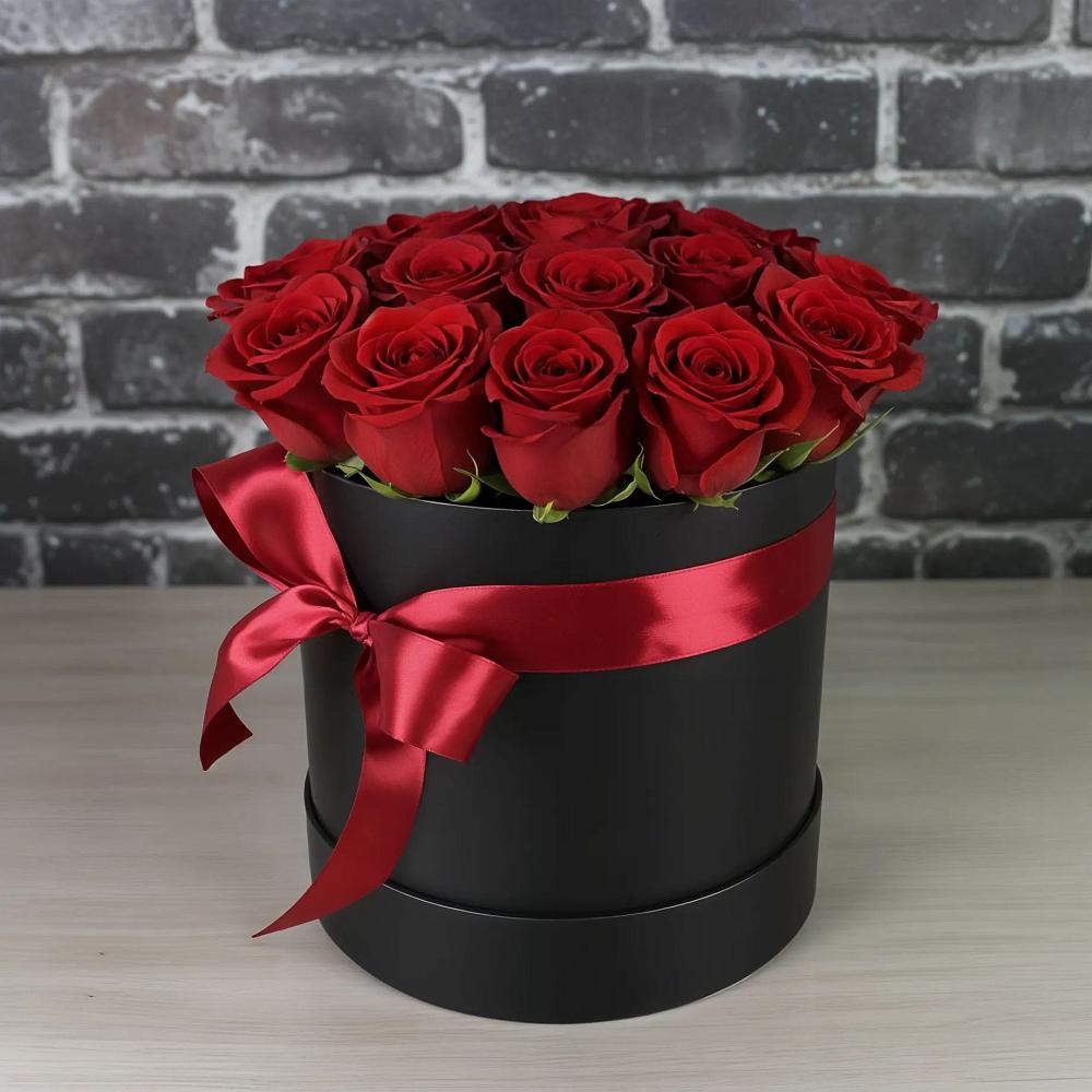 Цветочная композиция из Розы в шляпной коробке в Пряже