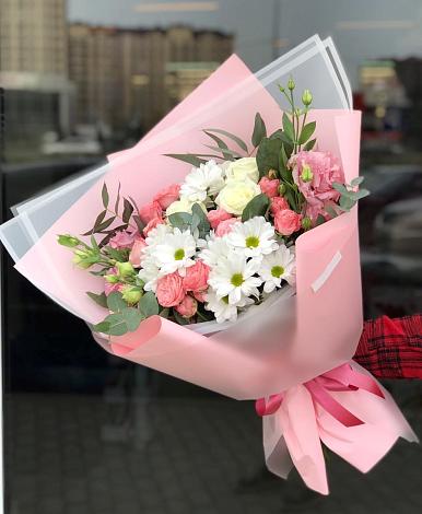 Букет цветов из: Розы, Лизиантусы и Хризантемы в Пряже