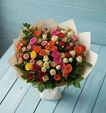 Букет Микс из разноцветных кустовых роз в Пряже