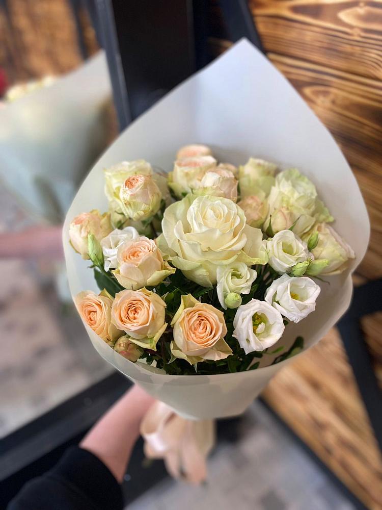 Букет цветов из: Розы и Лизиантусы в Пряже